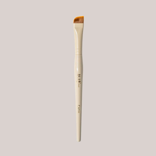 BUFF BROWZ DIVINE COLLECTION – Carve Brush - Kontūravimo šepetėlis
